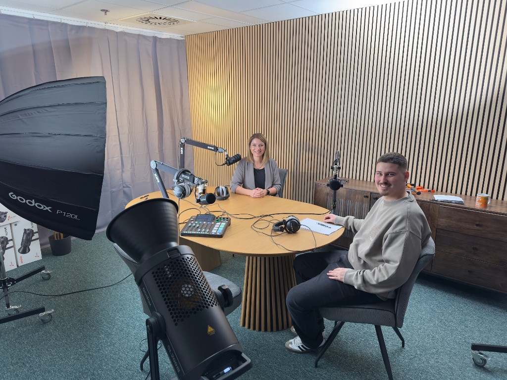 Podcaststudio mit Mischpult, Mikrofonen und Beleuchtung