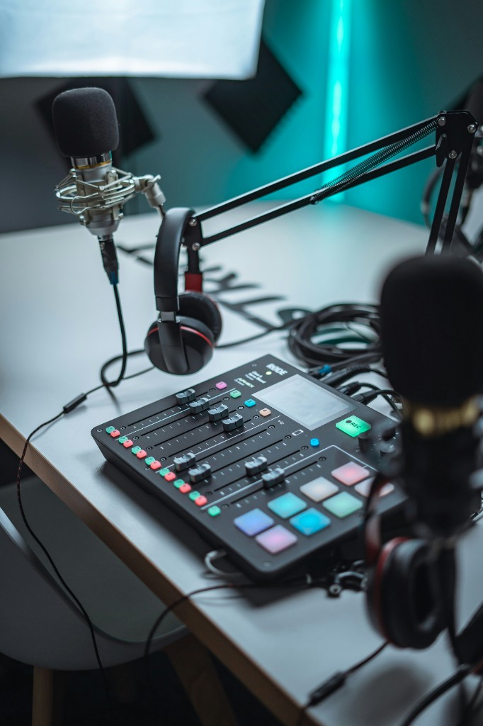 Podcast-Mischpult mit Mikrofon und Kopfhörern