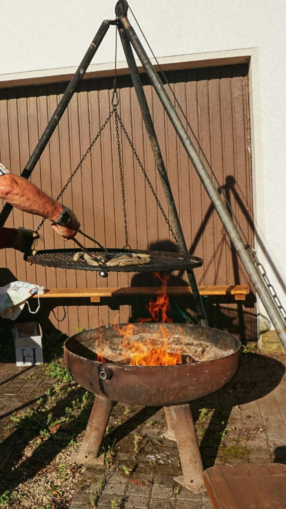 Schwenker im Saarland: Grillrost über offenem Feuer